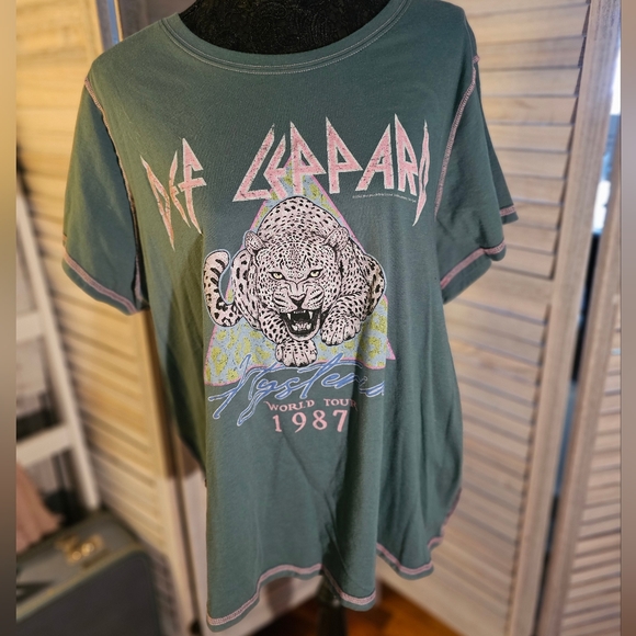 The Vinyl Icons Torrid Def Leppard Soft Turquoise tee - Picture 4 of 5